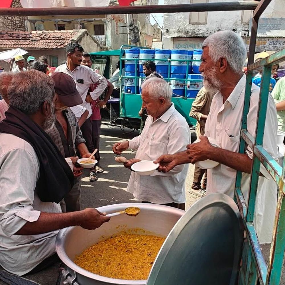 રોટરી ક્લબ વઢવાણ મેટ્રોએ 250 જરૂરિયાતમંદોને ભોજન કરાવ્યું:'પ્રોજેક્ટ અન્નપૂર્ણા' અંતર્ગત સુરેન્દ્રનગરમાં ભોજન વિતરણ