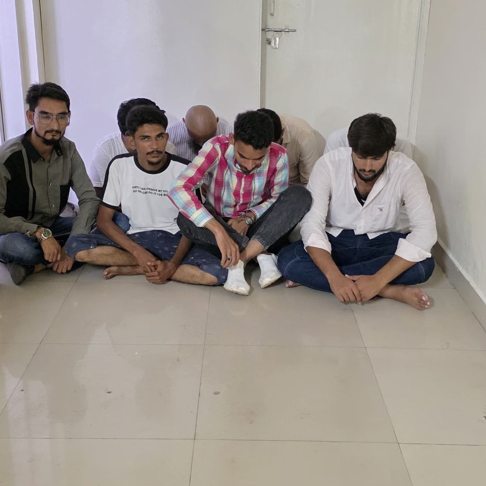 વેરાવળ બાયપાસ પાસે જુગારના અડ્ડા પર દરોડો:રૂ.1.07 લાખ રોકડ સાથે 8 શખ્સ ઝડપાયા, પ્રભાસ પાટણ પોલીસે ગુનો નોંધ્યો