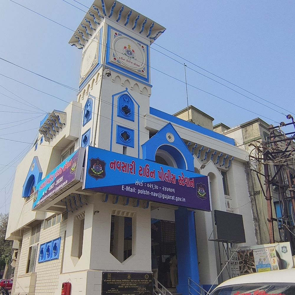 નવસારીમાં હિન્દુ યુવતી પર દુકાનમાલિકે દુષ્કર્મ ગુજાર્યુ:મહંમદપરવેઝે ફ્લેટમાં બળજબરી કરી, દાંડીના દરિયાકાંઠે 3 વાર બળાત્કાર, પીડિતાના નામે એક્ટિવા લીધું, કંટાળી નોકરી છોડી