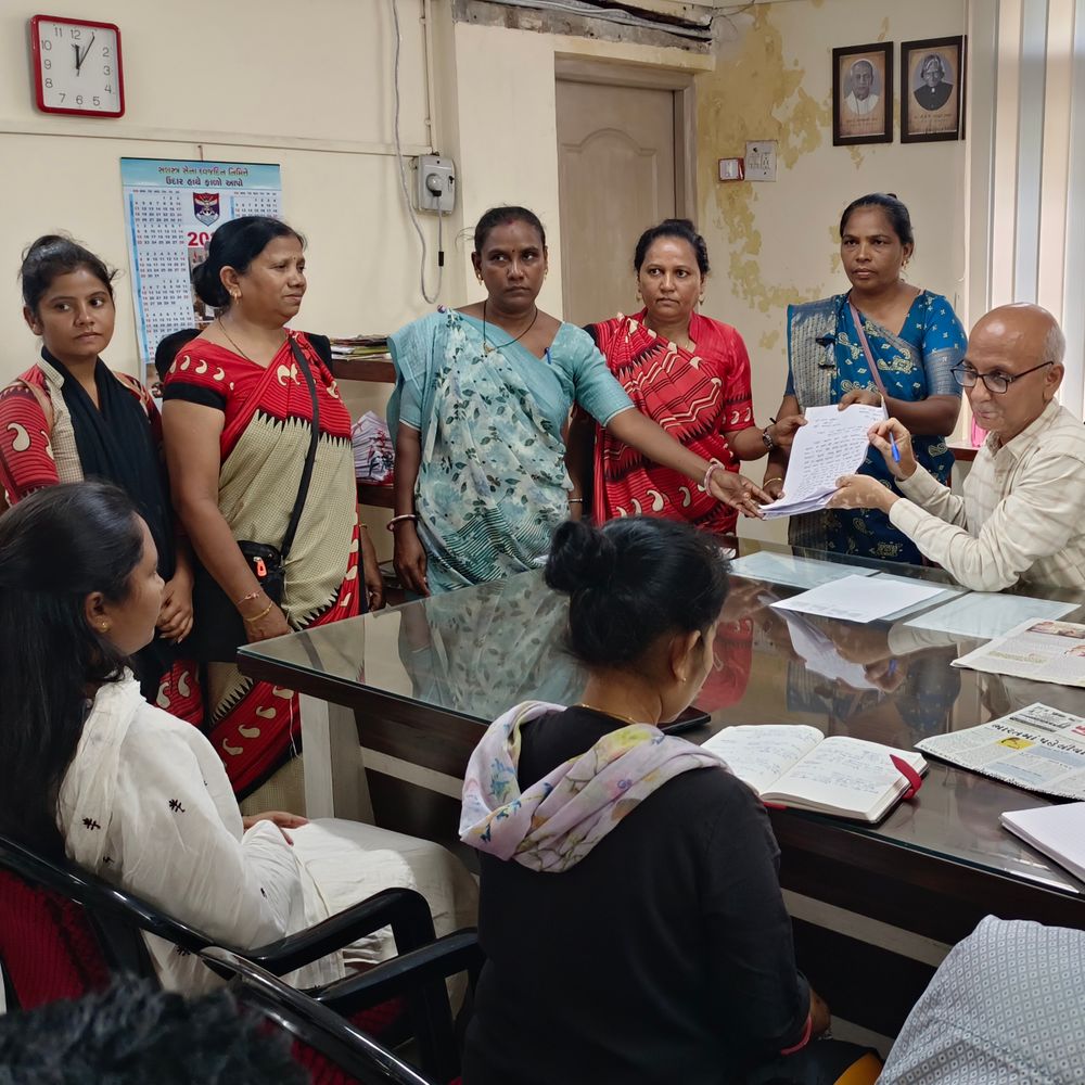 આશા વર્કર બહેનોને 3 મહિનાથી મહેનતાણું ન મળ્યું:રાજપીપળા જિલ્લા પંચાયત કચેરીએ પગાર વધારાની માગ સાથે સૂત્રોચ્ચાર, આરોગ્ય અધિકારીને આવેદન આપ્યું