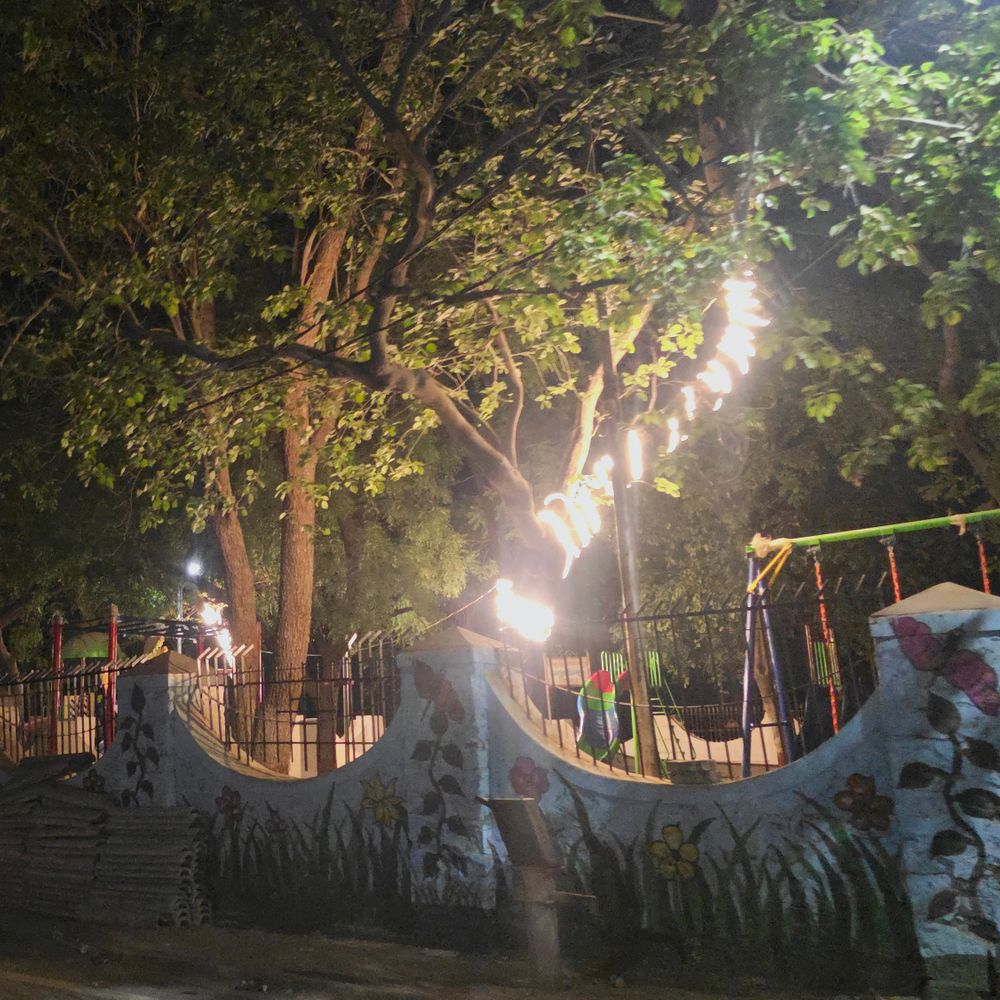 સુરેન્દ્રનગરનો ટાગોરબાગ રાત્રિના સમયે બન્યો આકર્ષણનું કેન્દ્ર:વેકેશનમાં રંગબેરંગી રોશની, પ્લે-એરિયા અને વોકિંગ ટ્રેકથી ઉમટી ભીડ