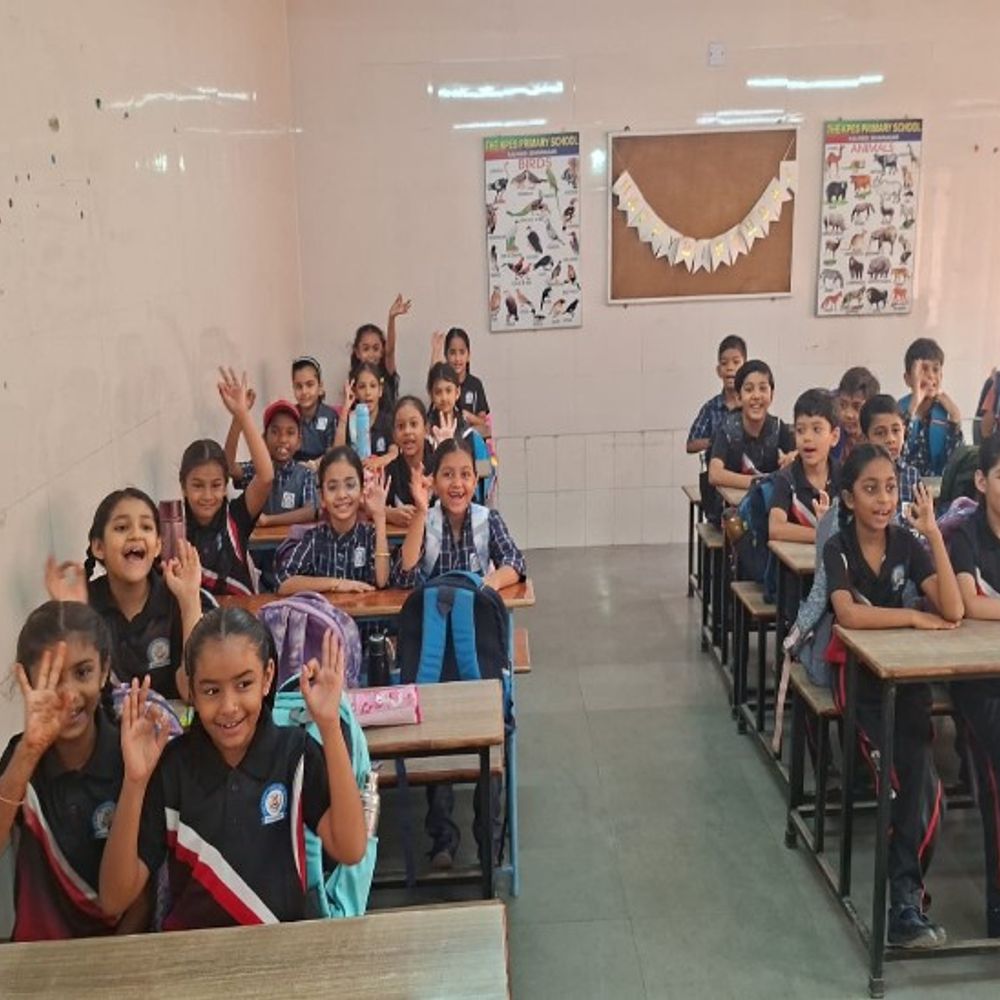આજથી શાળાના પ્રાંગણમાં ફરી ગુંજ્યો વિદ્યાર્થીઓનો કિલકિલાટ:પ્રિન્સિપાલે કહ્યું- બાળકો વગર શાળા સૂની લાગી; વિદ્યાર્થીઓ પોતાના મિત્રોને મળીને આનંદિત દેખાયા