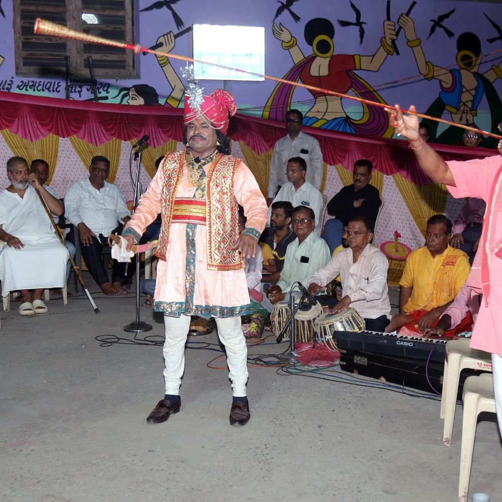 નાયક સમાજ દ્વારા ભવાઈના ભવ્ય કાર્યક્રમનું આયોજન:અમદાવાદમાં શનિવારની રાત્રે ગણપતિથી લઈને મહાકાળી માતાના વેશે આકર્ષણ જમાવ્યું
