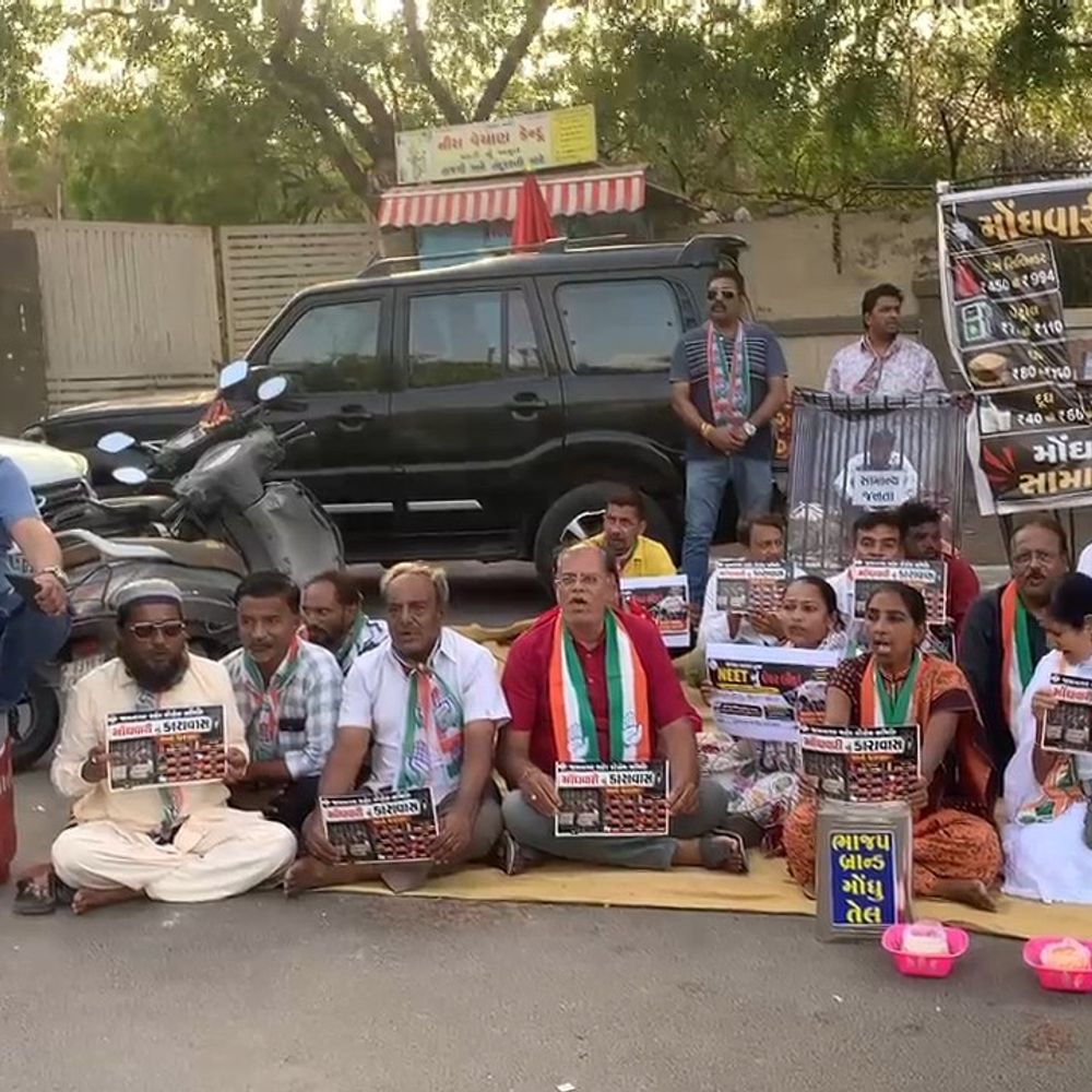 પેપર લીક અને વધતી મોંઘવારી મુદ્દે કોંગ્રેસનું ધરણા પ્રદર્શન:કાર્યકરોએ ભાજપ સરકાર વિરૂદ્ધ સુત્રોચ્ચાર કર્યાં, પૂર્વ સાંસદ વિક્રમ માડમે કેન્દ્રીય શિક્ષણ મંત્રી ધર્મેન્દ્ર પ્રધાનના રાજીનામાની માંગ કરી