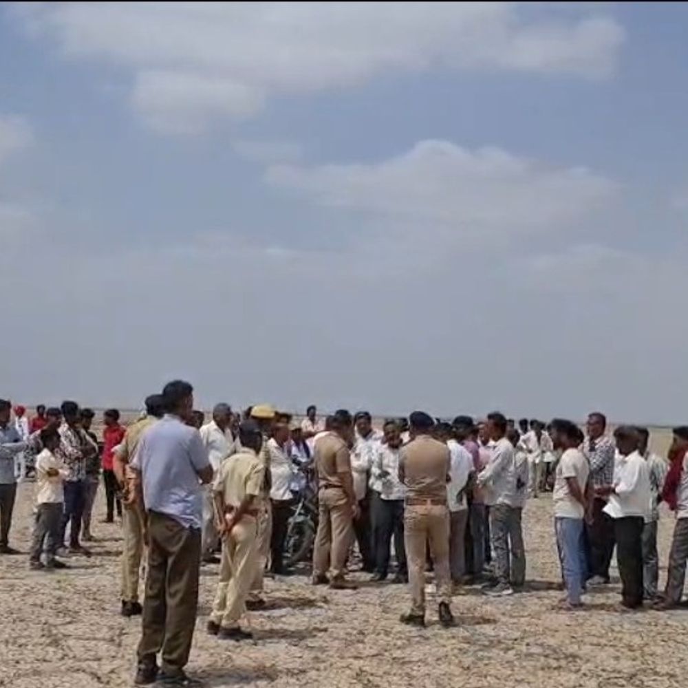 અગરિયાઓએ રણમાં કંપનીનું કામ બંધ કરાવ્યું:5,000 એકર જમીન ખાનગી કંપનીને ફાળવવા સામે વિરોધ; માટીના પાળા નાખવાનું કામ ચાલતું હતું