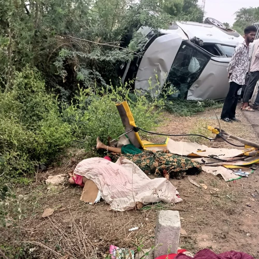 હિંમતનગર-ગાંભોઈ હાઈવે પર અકસ્માત;ત્રણ મહિલાના મોત:રિક્ષા ચાલકે અચાનક ટર્ન લેતાં સામેથી આવતી કારની ટક્કરથી ફુરચા ઊડી ગયા;કાર ચાલક સહિત બે ગંભીર