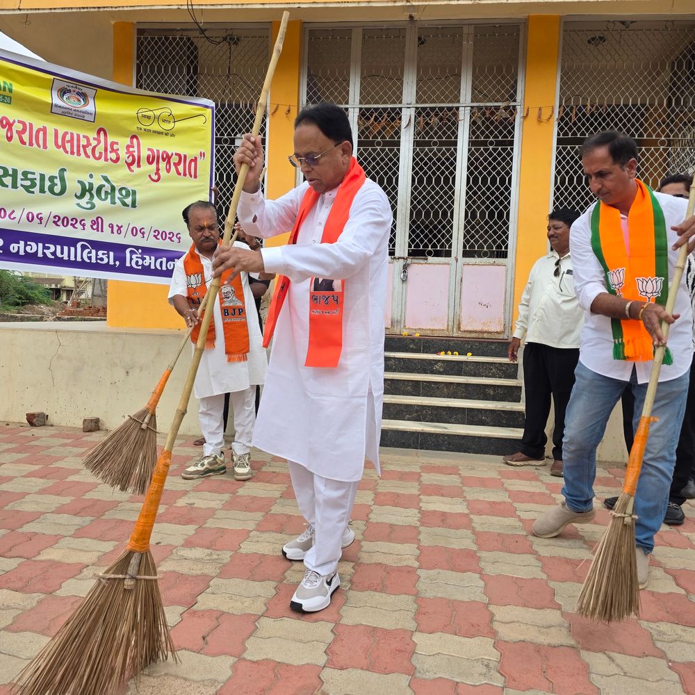 હિંમતનગરમાં ધારાસભ્યની હાજરીમાં સ્વચ્છતા અભિયાન યોજાયું:ભોલેશ્વરના ડૉ. આંબેડકર ચોકમાં સફાઈ કરાઈ