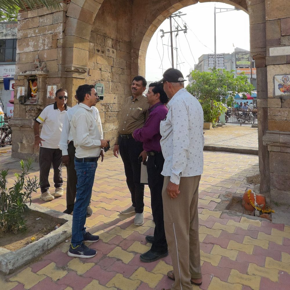 ગુજરાત આર્કિયોલોજીકલ ડાયરેક્ટર 5 વિરાસતની મુલાકાતે:મુકેશ શર્માએ બગવાડા દરવાજા સહિત ઐતિહાસિક સ્મારકોની સાચવણીનું આકલન કર્યુ, લોકો સાથે સકારાત્મક ચર્ચા