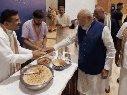 નરેન્દ્ર મોદીના PM તરીકેના 4399 દિવસ પૂરા:નેહરુનો રેકોર્ડ તૂટ્યો; કેન્દ્રીય મંત્રીઓએ ઊભા થઈને તાળીઓ પાડી, બંગાળ CM શુભેન્દુએ ઝાલમુરી ખવડાવી