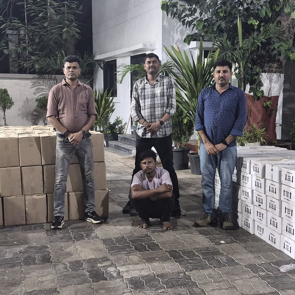 મુંબઈ-અમદાવાદ નેશનલ હાઈવે પર કન્ટેનરમાંથી ₹48.43 લાખનો દારૂ ઝડપાયો:નવસારી LCBએ બલવાડા ગામ નજીક 8256 બોટલ દાર સાથે ચાલકની ધરપકડ કરી, મદ્દામાલ જપ્ત