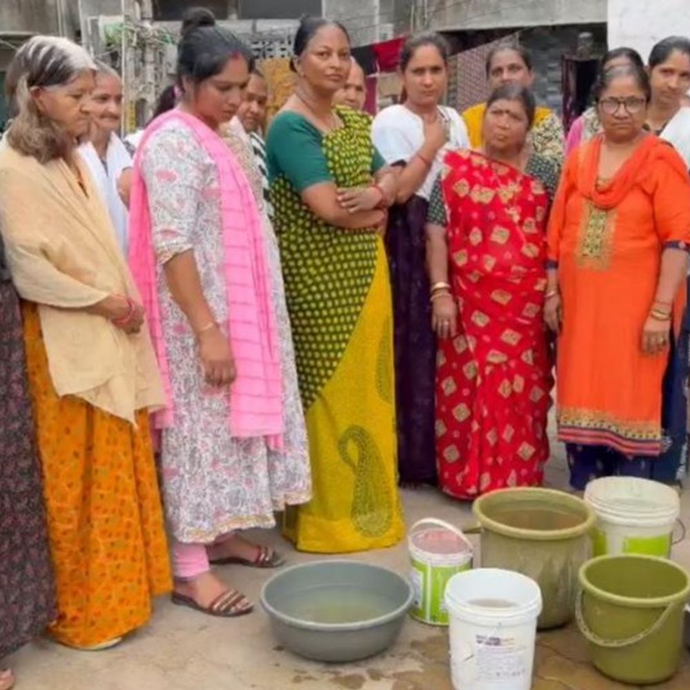 'કોર્પોરેશન હાય હાય'નાં નારા લાગ્યા:રાજકોટનાં ચુડાસમા પ્લોટ અને સ્ટર્લિંગ હોસ્પિટલ પાસે દુષિત પાણીનું વિતરણ થતા સ્થાનિકોમાં રોષ, કહ્યું- મત લેવા આવે છે પછી કોઈ દેખાતું નથી
