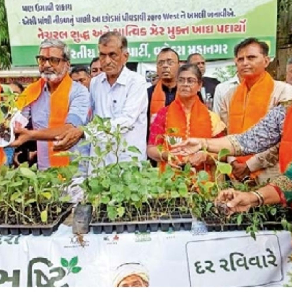 સ્વસ્થ જીવનશૈલી અને પ્રાકૃતિક ખેતી: કિચન ગાર્ડન માટે રોપાઓનું વિતરણ અને ‘મારું ઘર, મારું ખેતર’નો સંકલ્પ