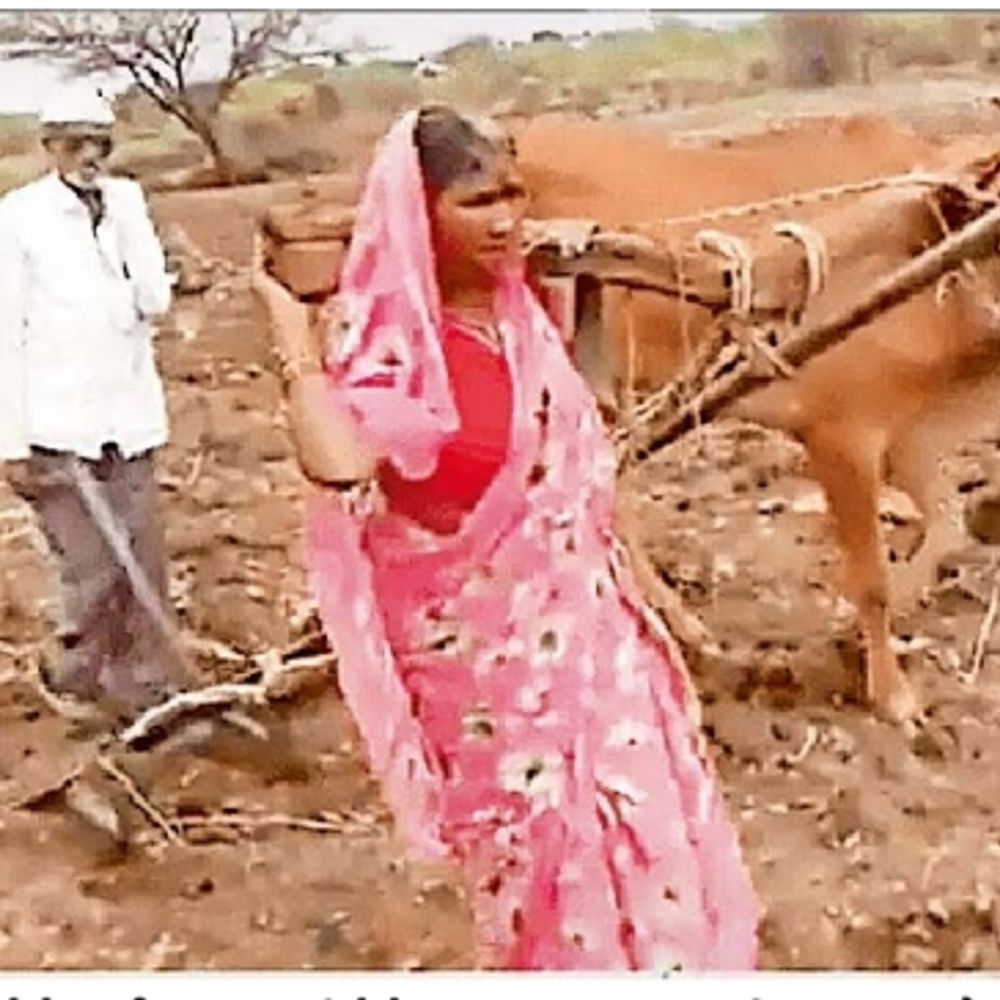 મહારાષ્ટ્ર સરકારની તુરંત મદદ: પત્નીને હળ સાથે બાંધી ખેડનાર ખેડૂતને દેવેન્દ્ર ફડણવીસ દ્વારા સહાય
