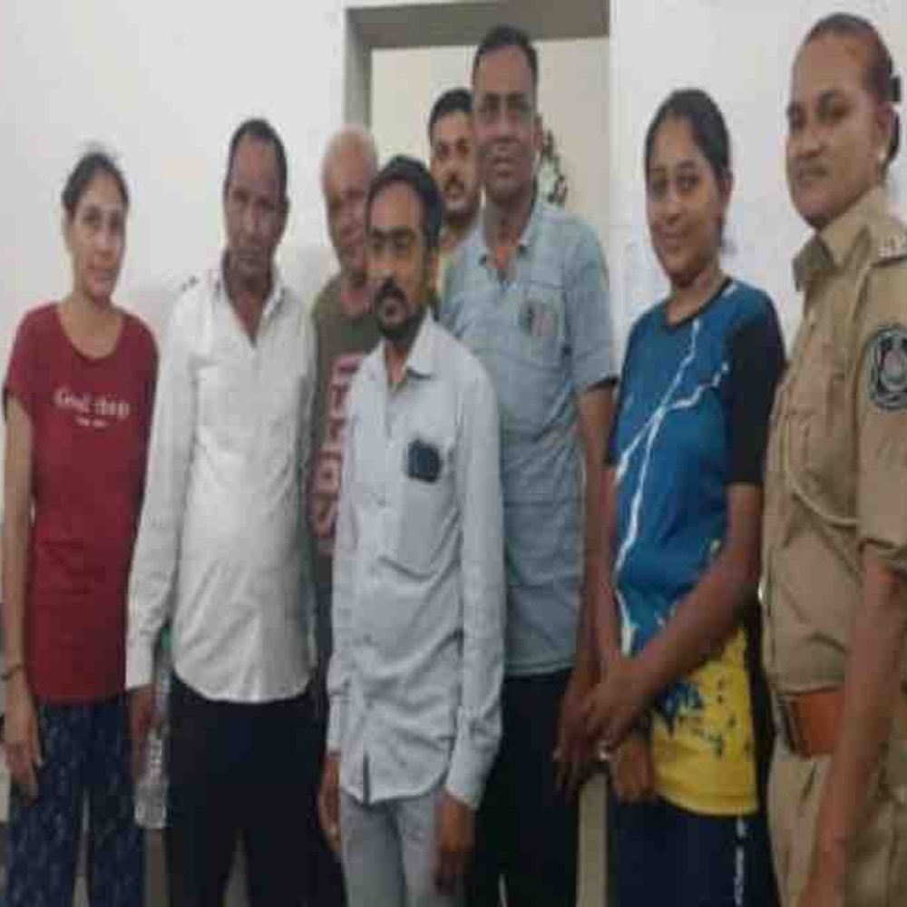 વિખૂટા પડેલા વૃદ્ધનો પરિવાર સાથે મેળાપ:દ્વારકા પોલીસે પરિવાર સાથે કરાવ્યું સુખદ મિલન