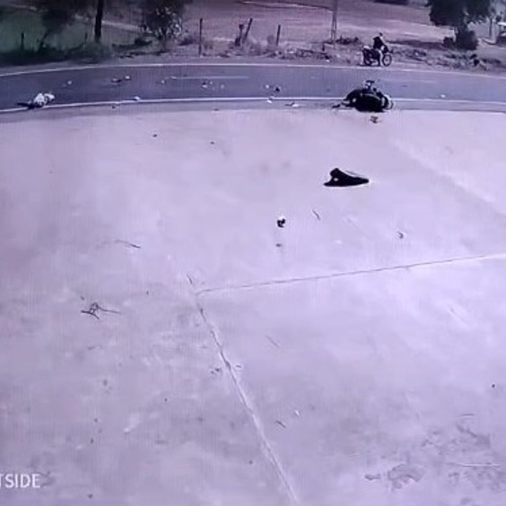 કાર-મોપેડ અકસ્માતના રુંવાંડા ઊભા કરી દેતા CCTV:મોપેડના ફુરચાં ઊડ્યા; ચાલકનો હાથ કપાઈને દૂર પડ્યો;સ્થળ પર જ દમ તોડ્યો; પ્રાંતિજના વદરાડ પાસેની ઘટના