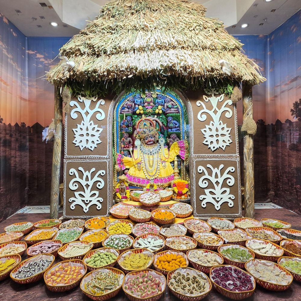 શ્રીકષ્ટભંજનદેવ હનુમાનજીને છપ્પન ભોગ અન્નકૂટ ધરાવાયો:અધિક માસ નિમિત્તે વિશેષ વાઘા, પર્ણકુટી ઝાંખી; સાંજે રાજોપચાર પૂજન