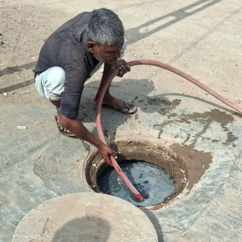 હવે ચોમાસામાં ગટરો બેક નહીં મારે?:ગાંધીનગર જિલ્લામાં ડ્રેઇન અને ડ્રેઇન ટ્રીટમેન્ટ સિસ્ટમની સફાઈનું મહાઅભિયાન, એક હજાર લોકોએ 460 બંધ ગટરો સાફ કરી