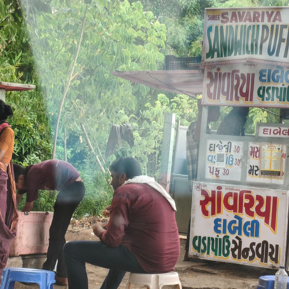 મજૂરીના વિષચક્રમાં હોમાતું બાળપણ:ગાંધીનગર ટાસ્ક ફોર્સની બાળમજૂરી સામે વર્ષ દરમિયાન ક્રાંતિકારી ઝુંબેશ, 35 રેડ કરી છતાં માત્ર 25 બાળશ્રમિકો જ મળ્યા