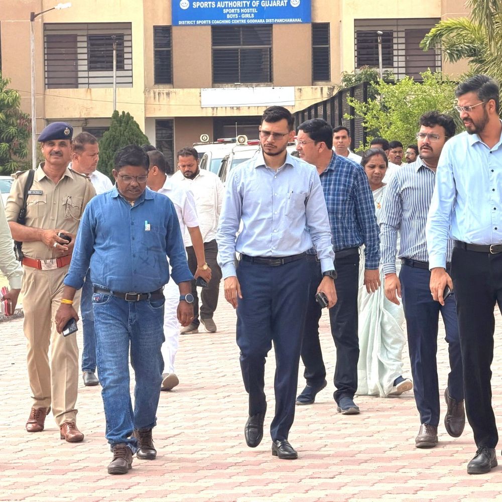 ગોધરામાં ‘પ્રગતિ પથ યાત્રા’ના બીજા તબક્કાનો પ્રારંભ:કલેક્ટર અજય દહિયાએ કનેલાવ સ્પોર્ટ્સ કોમ્પ્લેક્સથી શુભારંભ કરાવ્યો