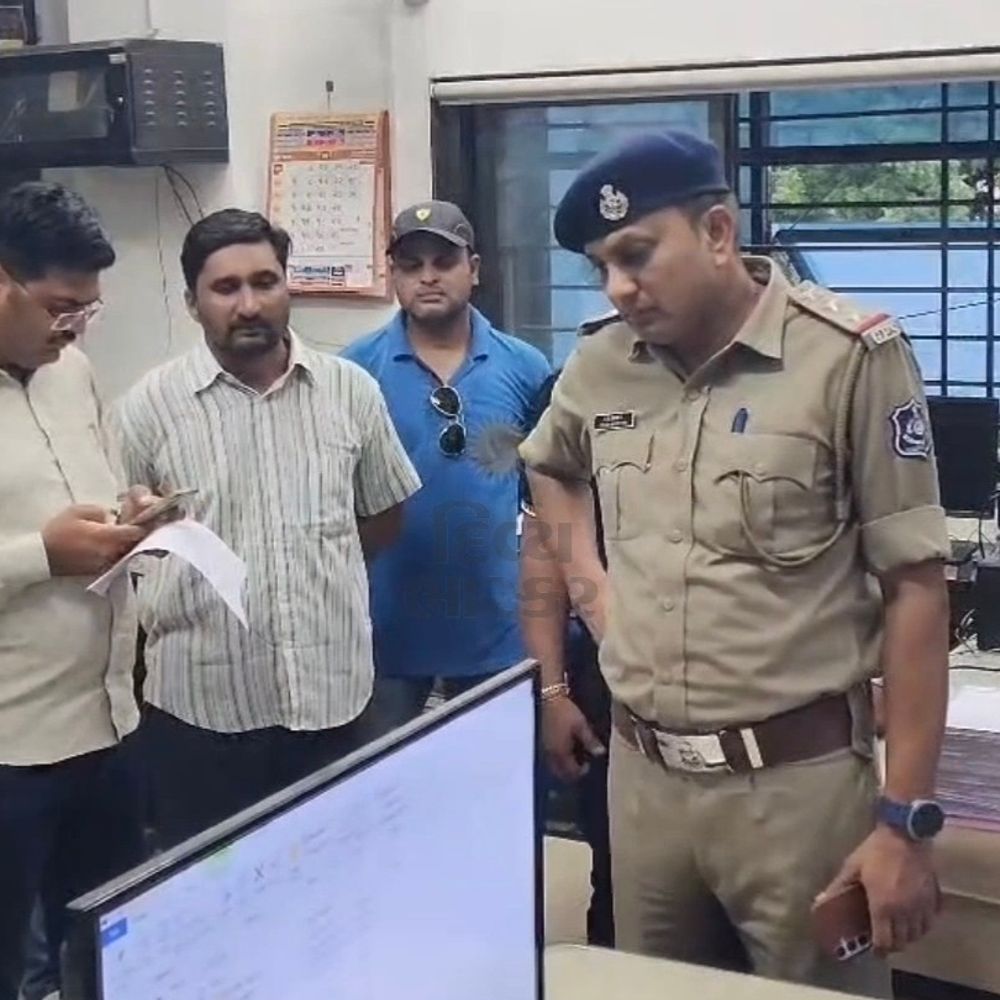 પંચમહાલમાં સમગ્ર શિક્ષા અભિયાનના 2.79 કરોડની ઉચાપતના કેસમાં તપાસ તેજ:પોલીસે બંને આરોપીઓને સાથે રાખી કચેરીમાંથી કમ્પ્યુટર અને દસ્તાવેજો જપ્ત કર્યા