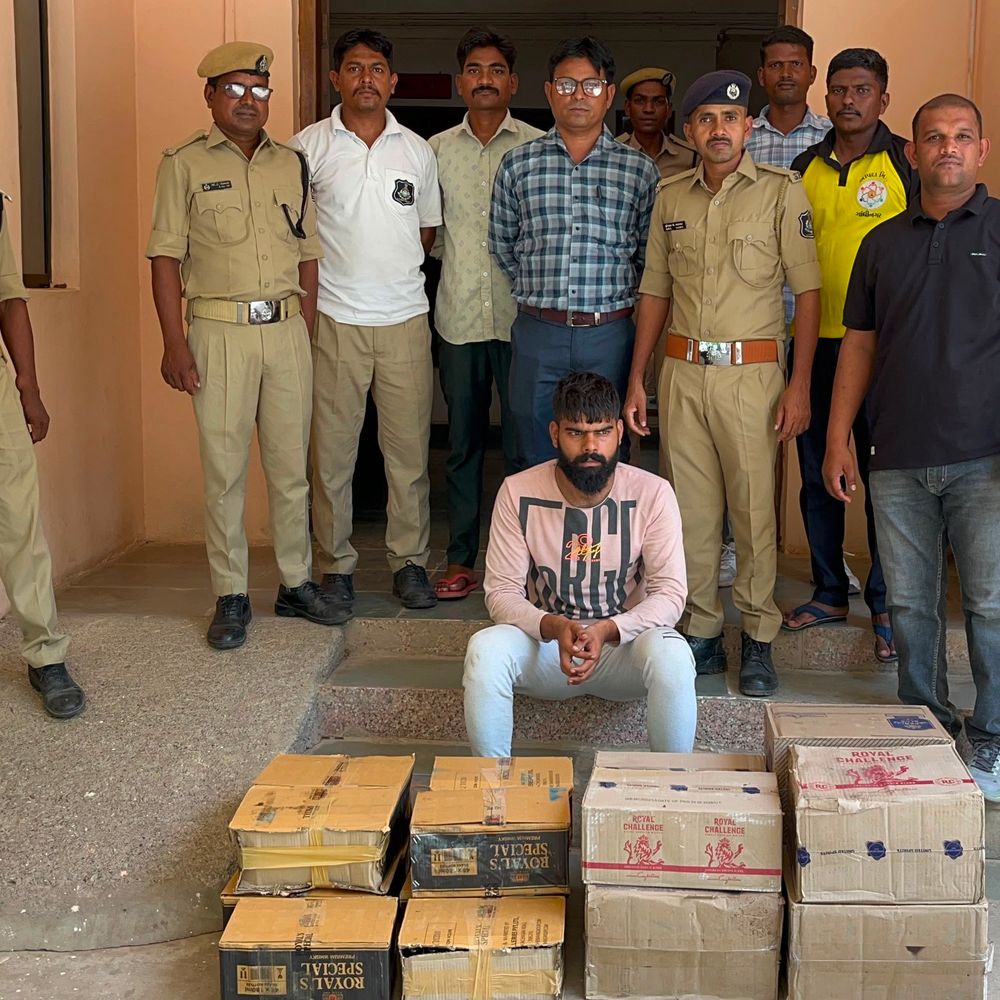 ખાપરી નદી પુલ પરથી દારૂની મોટી હેરાફેરી પકડાઈ:વઘઈ પોલીસે ₹5.72 લાખનો મુદ્દામાલ ઝડપ્યો; એક શખ્સ ઝડપાયો એક વોન્ટેડ