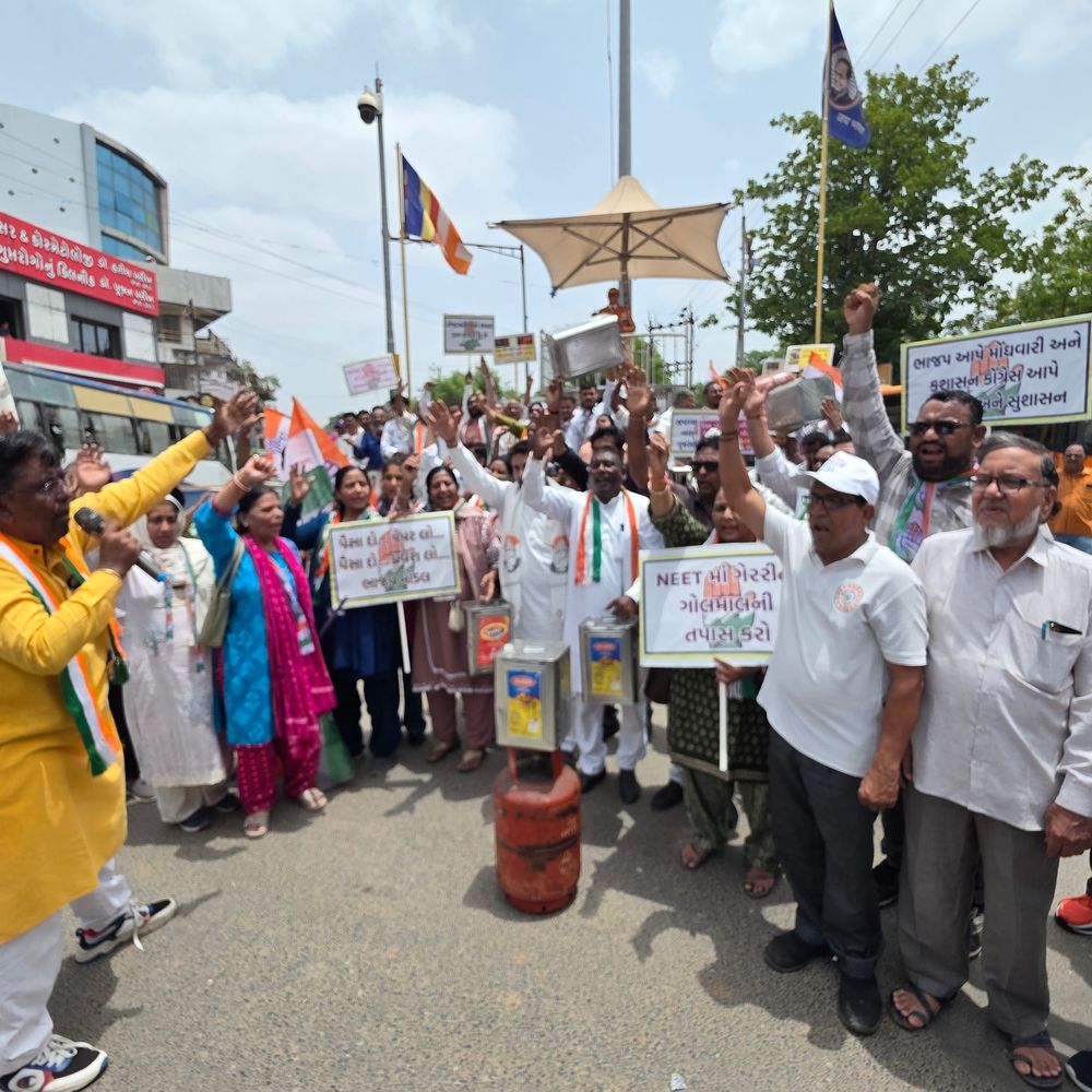 હિંમતનગરમાં કોંગ્રેસની મોંઘવારીના વિરોધમાં રેલી:ગેસ-તેલના ભાવવધારા સામે પ્રદર્શન, NEET મુદ્દે પણ વિરોધ