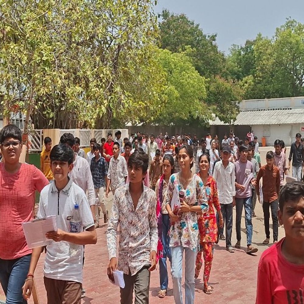 શાંતિપૂર્ણ માહોલમાં પૂરક પરીક્ષાનો પ્રારંભ:ધો.10નું બેઝિક અને સ્ટાન્ડર્ડ ગણિતનું પેપર, પ્રથમ દિવસે 1225 વિદ્યાર્થીઓ રહ્યા ગેરહાજર