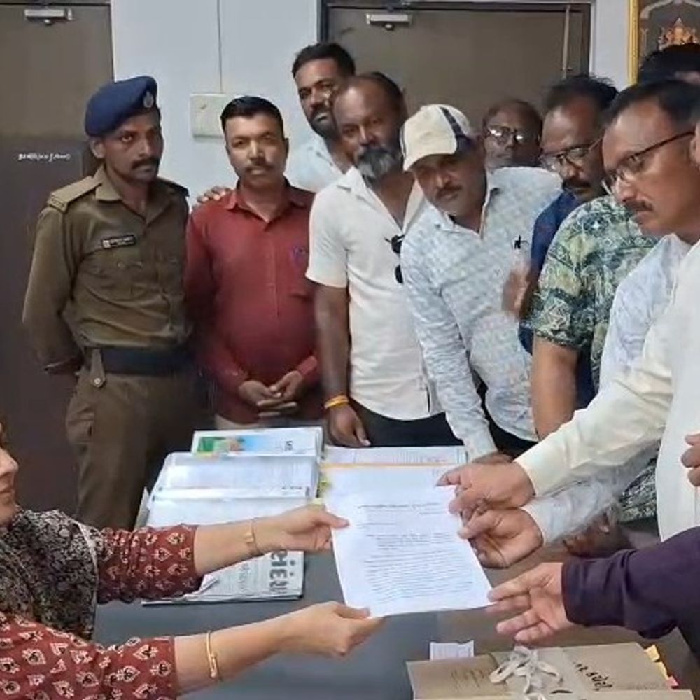 અમદાવાદના સામાજિક કાર્યકરના સમર્થનમાં કલેક્ટરને આવેદનપત્ર:​રાકેશ મહેરિયા વિરૂદ્ધ તડીપારની નોટિસના વિરોધમાં જૂનાગઢ અનુસૂચિત જાતિ સમાજે કલેક્ટરને આવેદન પાઠવ્યું, કાર્યવાહી નહીં અટકે તો આંદોલનની ચીમકી.