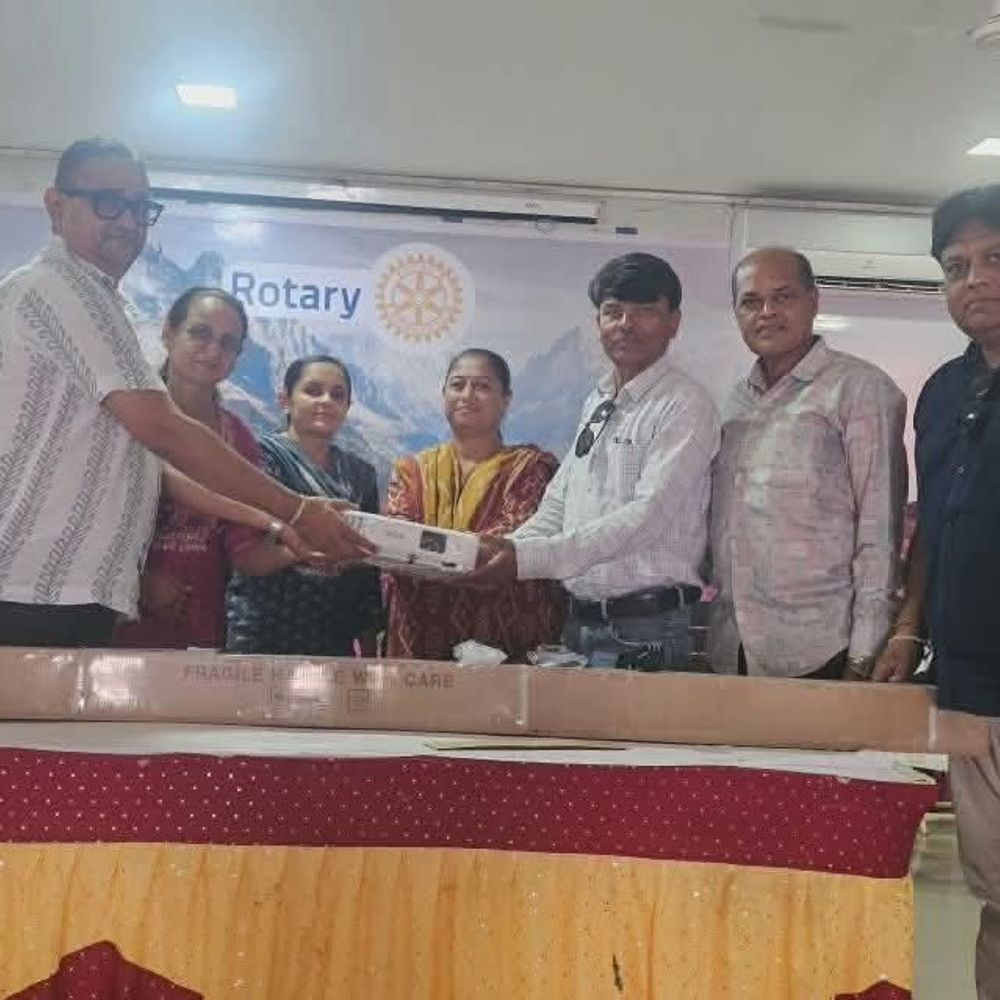 રોટરી ક્લબ સુરેન્દ્રનગર દ્વારા પ્રાણગઢ શાળાને પ્રોજેક્ટરનું દાન:વિદ્યાર્થીઓના સર્વાંગી વિકાસ અને આધુનિક શિક્ષણમાં સહયોગ થશે