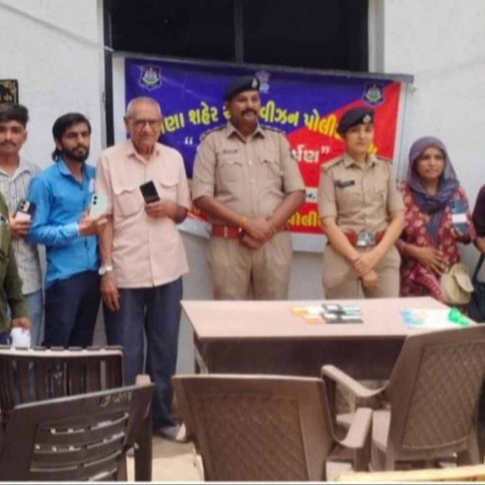 19 ગુમ મોબાઈલ મૂળ માલિકને પરત કર્યાં:‘તેરા તુજકો અર્પણ’ અભિયાન હેઠળ રૂ. 3.20 લાખના મોબાઈલ પરત સોંપાયા