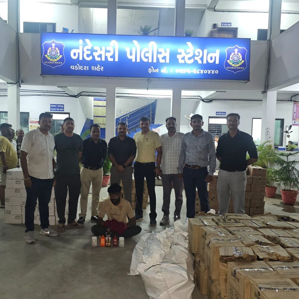 LCB ઝોન 1ની ટીમે મોટી માત્રામાં દારૂ પકડ્યો:અમદાવાદ-વડોદરા નેશનલ હાઇવે પર ડુંગળીના કોથળા નીચે છુપાવી લવાતો 15 લાખ રૂપિયાનો વિદેશી દારૂનો જથ્થો ઝડપાયો, ડ્રાઈવરની ધરપકડ, એક વોન્ટેડ જાહેર
