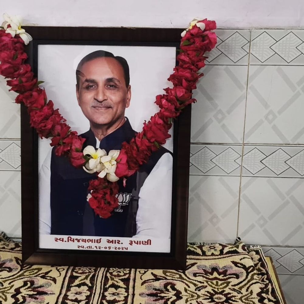 પૂર્વ CM વિજય રૂપાણીને ભાવભીની શ્રદ્ધાંજલિ અપાઈ:પ્રથમ પુણ્યતિથિ નિમિત્તે સોમનાથમાં સોમેશ્વર પૂજા અને અન્નદાનનું આયોજન; પ્લેનક્રેશના મૃતકોની આત્માની શાંતિ માટે પ્રાર્થના