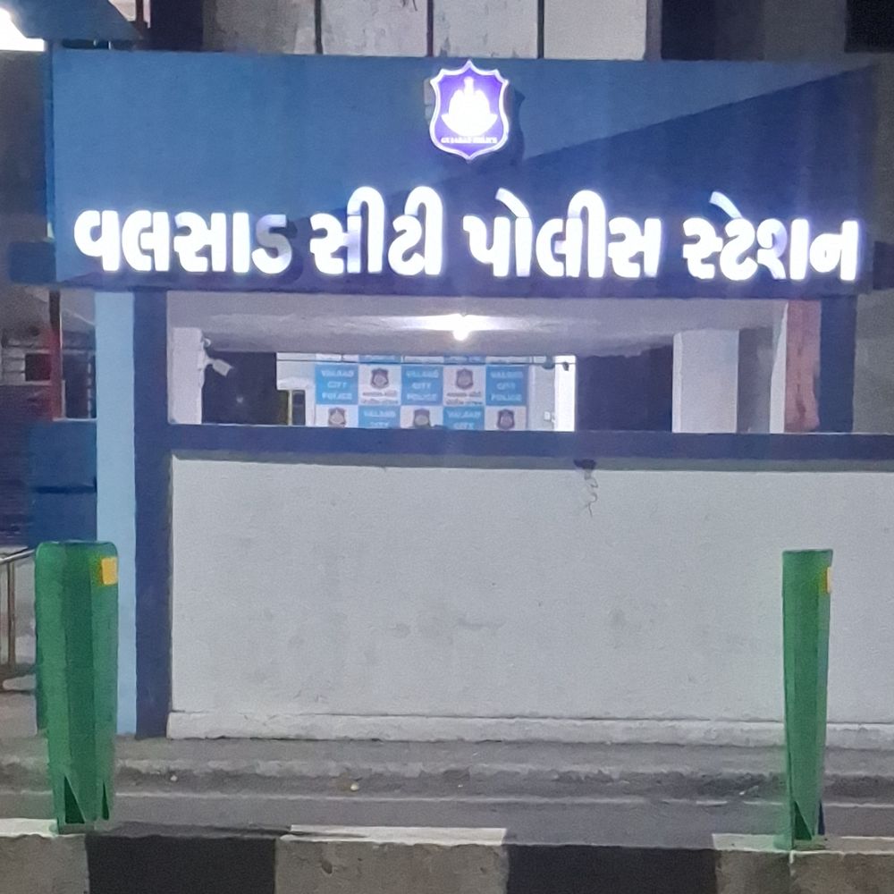 જેઠે નાનાભાઈની પત્ની સાથે શારીરિક સંબંધ બાંધવા દબાણ કર્યું:ઇનકાર કરતા નાના ભાઈ અને તેની પત્ની પર ગંભીર હુમલો કર્યો; વલસાડ સિટી પોલીસ મથકે ફરિયાદ નોંધાઈ