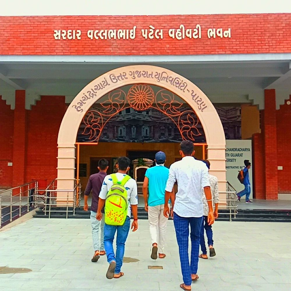 શિક્ષકે ઉત્તરવહી જોયા વગર જ બધા વિદ્યાર્થીઓને સરખા ગુણ આપ્યા:અધ્યાપક સામે કાર્યવાહી કરવા કોલેજ-મંડળને નોટિસ; 30 દિવસમાં કડક કાર્યવાહી કરી રિપોર્ટ કરવા કુલપતિનો આદેશ