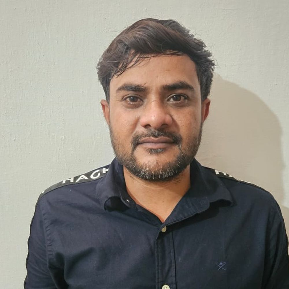 માળિયા મિયાણામાં બે નાસતા ફરતા આરોપી ઝડપાયા:ગુનામાં વપરાયેલા હથિયારો અને મોબાઈલ ફોન કબજે કરાયા