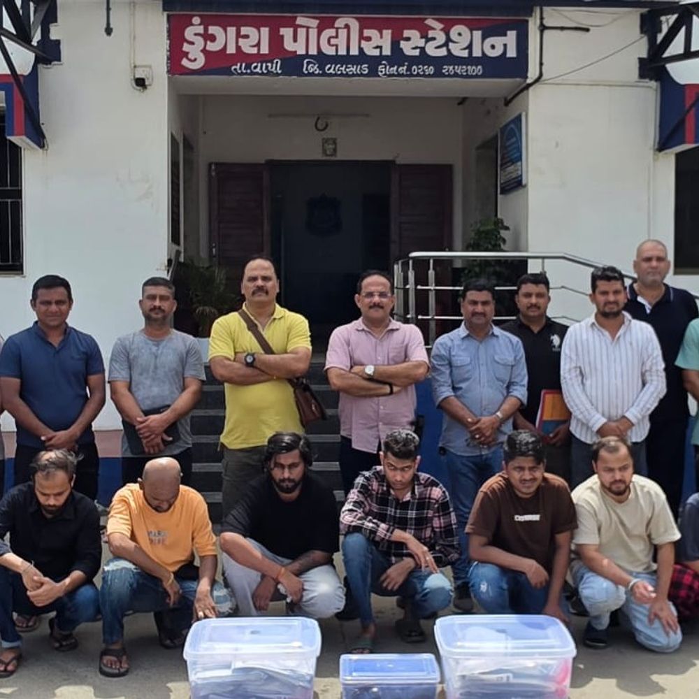 આંતરરાષ્ટ્રીય બોગસ કોલ સેન્ટરનો પર્દાફાશ:કેનેડાના નાગરિકોને ડરાવી લાખો પડાવતી, લોકેશન છુપાવવા હાઈટેક એપ્સનો ઉપયોગ; બે મહિલા સહિત 11ની ધરપકડ, મુંબઈનો માસ્ટરમાઇન્ડ પોલીસ પકડથી દૂર