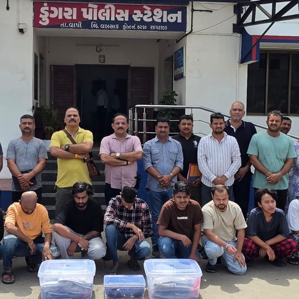 વાપીમાં SOGએ આંતરરાષ્ટ્રીય બોગસ કોલ સેન્ટર ઝડપી પાડ્યું:કેનેડિયન નાગરિકોને નિશાન બનાવી લાખોની છેતરપિંડી કરનારા 11 આરોપીઓની ધરપકડ