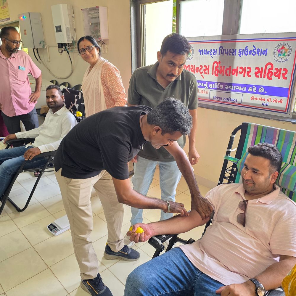 હિંમતનગરમાં વિશ્વ રક્તદાતા દિવસે રક્તદાન-સન્માન કાર્યક્રમ યોજાયો:અર્બન હેલ્થ સેન્ટરમાં 51 રક્તદાતાઓએ રક્તદાન કર્યું; 21,533 યુનિટ રક્ત એકત્ર