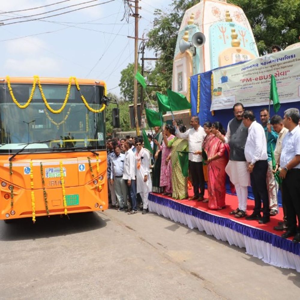 શહેરી વિસ્તારો માટે વધુ 25 નવી PM ઈ-બસ સેવાનો પ્રારંભ:મંત્રી જીતુ વાઘાણીના હસ્તે લીલી ઝંડી, હવે શહેરના અંતરિયાળ વિસ્તારો પણ જોડાશે