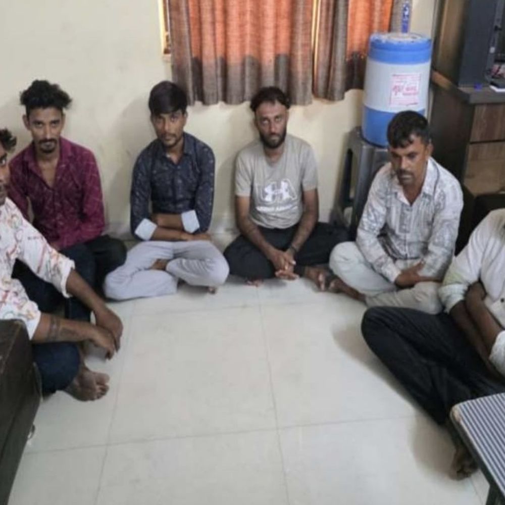 જુગારધામ પર પોલીસનો દરોડો:કુંભારવાડાની ગિરનાર સોસાયટીમાંથી 7 જુગારીઓ રંગેહાથ ઝડપાયા; રૂ. 1.17 લાખની રોકડ જપ્ત