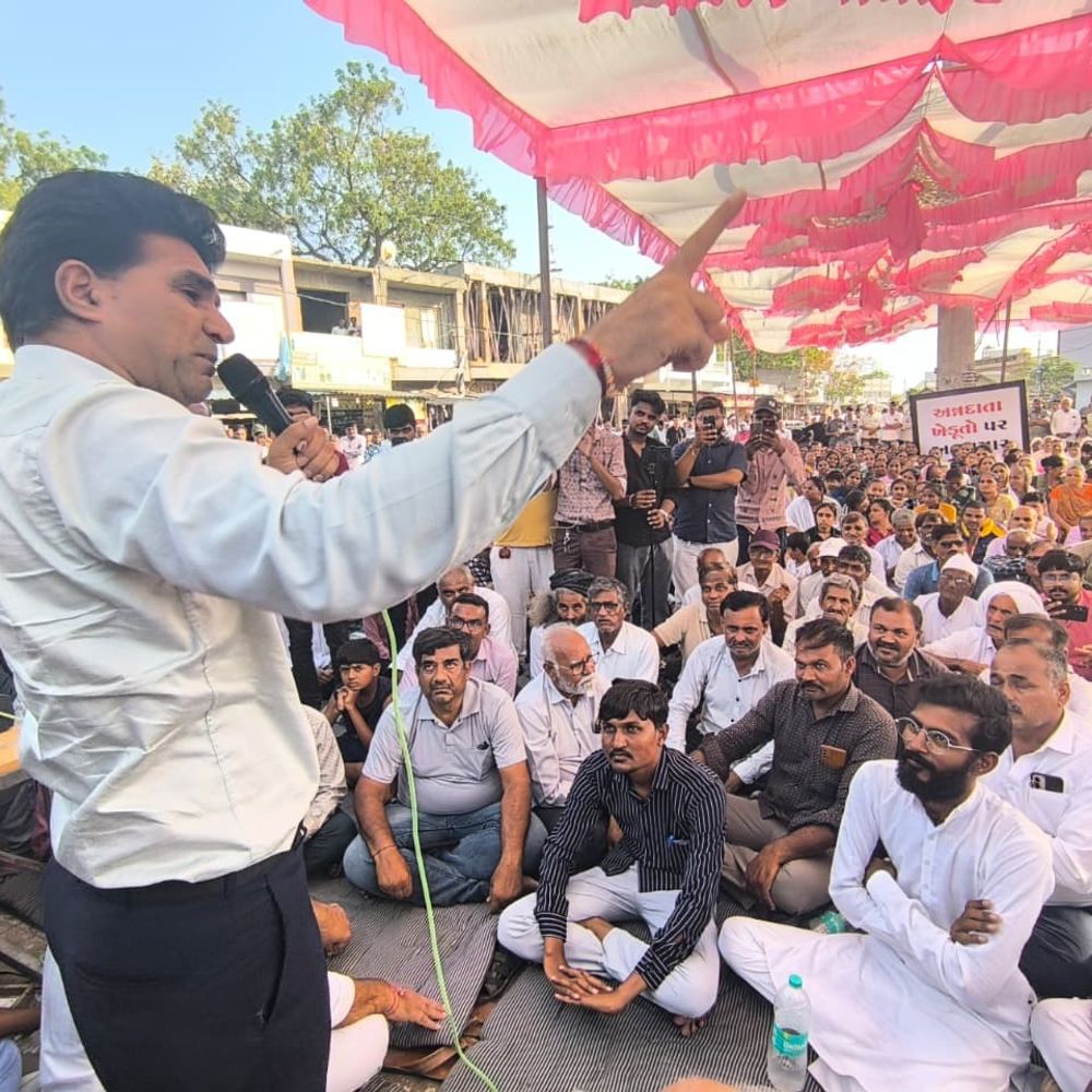 'પહેલા પૂરતું વળતર આપો, પછી જ કામ શરૂ કરવા દેવાશે':મોરબીમાં વીજપોલ વળતર મુદ્દે ખેડૂતોનું આંદોલનને ઈસુદાન ગઢવીએ સમર્થન આપ્યું, હેમંત ખવા જોડાયા