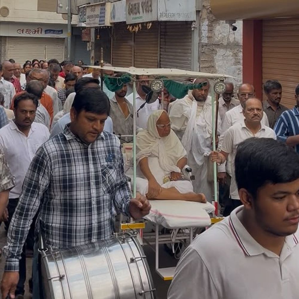 બોટાદમાં 12 વર્ષ બાદ ચકાચક દાદાનું આગમન:જૈન સંઘના આંગણે પધાર્યા, હજારો ભક્તોએ કર્યા દર્શન
