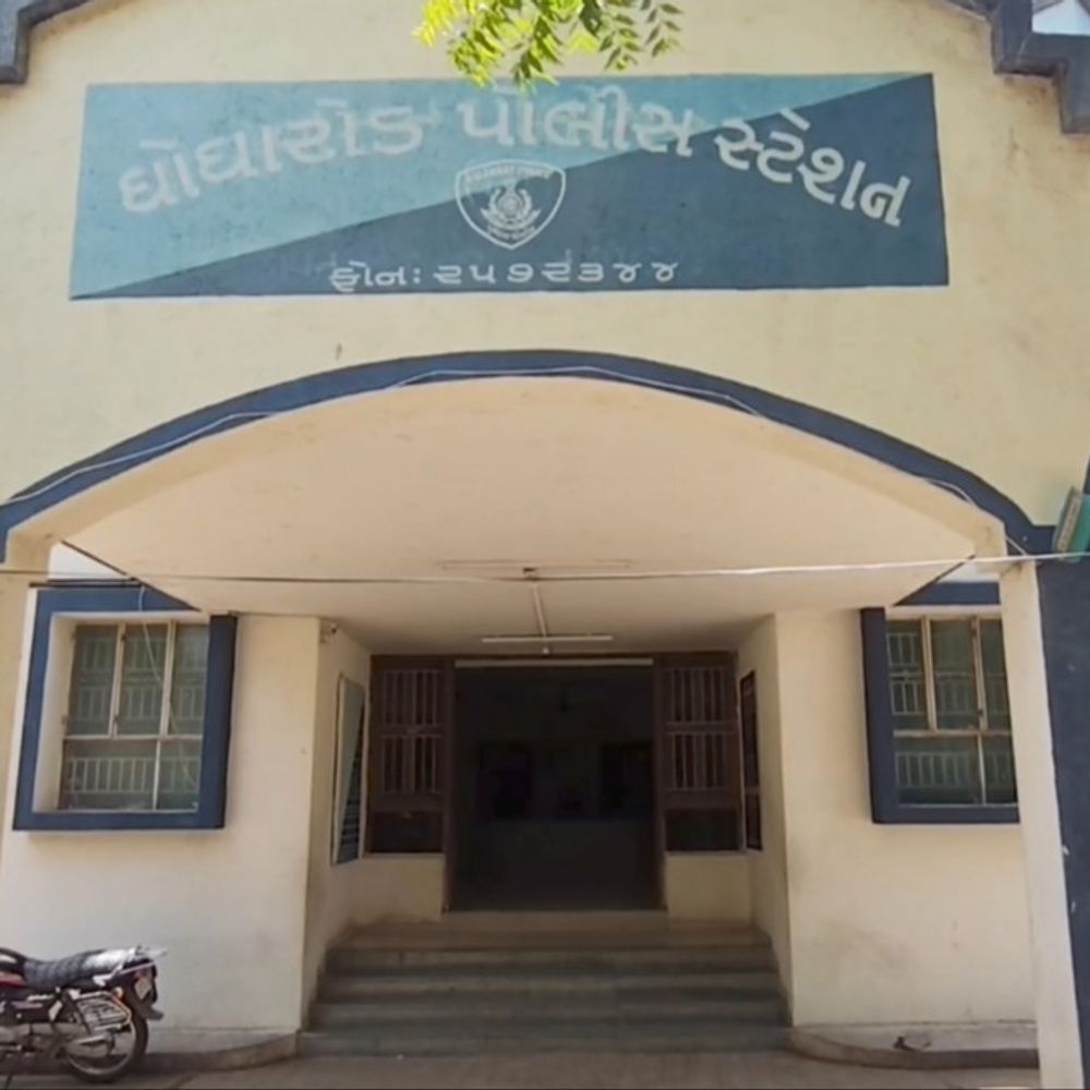 રીક્ષા હટાવવા બાબતે વિવાદ:યુવકને જ્ઞાતિ પ્રત્યે અપમાનજનક શબ્દો કહ્યા, ઘોઘારોડ પોલીસ મથકમાં શખસ સામે પોલીસ ફરિયાદ દાખલ