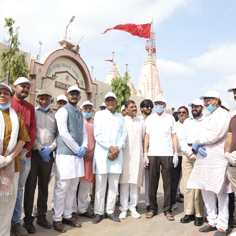 શનાળા શક્તિ માતા મંદિરે મંત્રીઓ, સાંસદે કર્યું શ્રમદાન:નાગરિકોને 'સ્વચ્છાગ્રહી' બનવા અનુરોધ કર્યો, 'પ્લાસ્ટિક છોડો, પર્યાવરણ બચાવો'નો સંદેશ આપ્યો