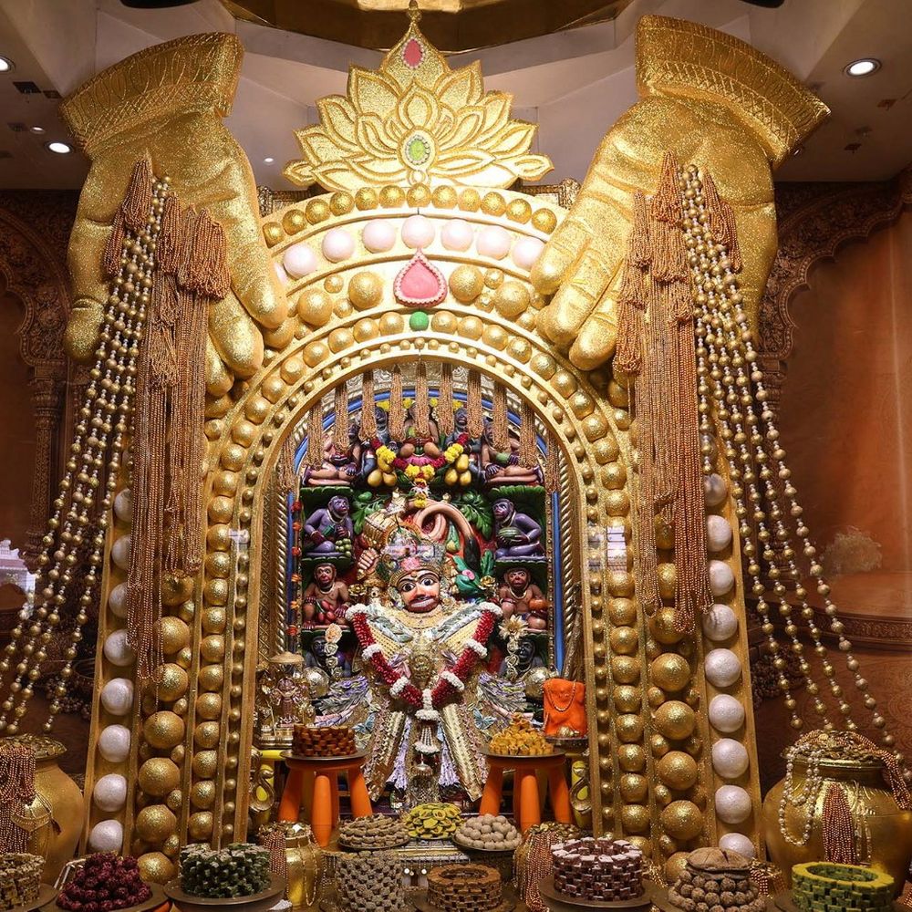 સાળંગપુર કષ્ટભંજનદેવ હનુમાનજીને વિશેષ વાઘા, સુવર્ણ હસ્ત-કળશથી શણગાર:પુરુષોત્તમ માસ નિમિત્તે મીઠાઈનો અન્નકૂટ ધરાવાયો, સાંજે રાજોપચાર પૂજન
