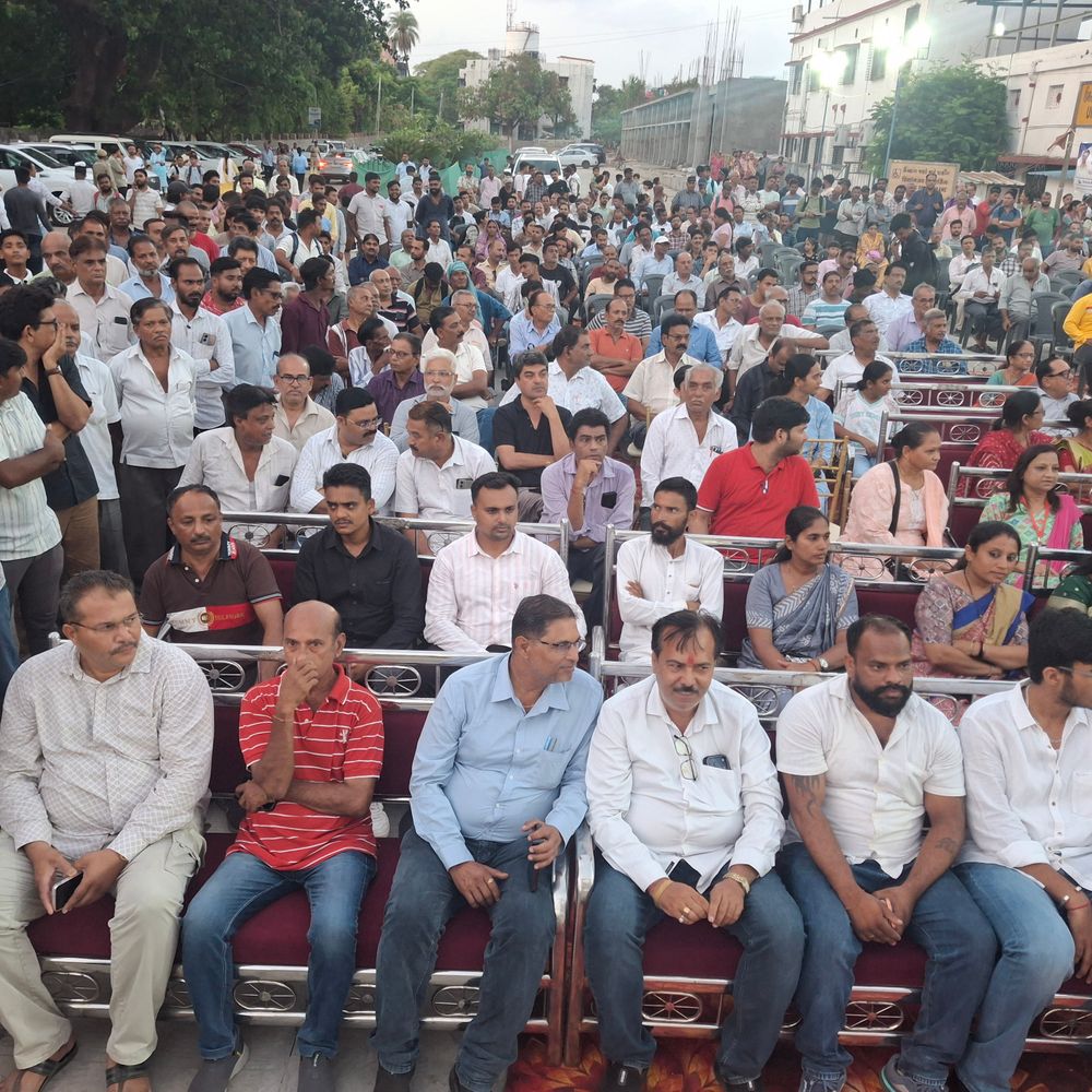 ફ્લાઈંગ રાણી એક્સપ્રેસને ઉમરગામમાં નવું સ્ટોપેજ મળ્યું:લોકસભા દંડક ધવલ પટેલે કહ્યું- દાયકાઓ જૂની માંગણી હતી જે આજે પૂરી થઈ, સુરત-મુંબઈ વચ્ચે દોડતી ટ્રેનનું 13મું સ્ટોપેજ