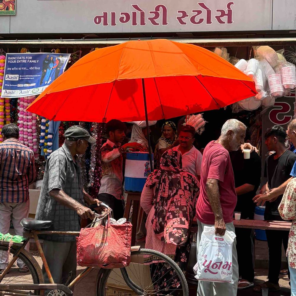 જામનગરમાં વેપારી અગ્રણી દ્વારા નિ:શુલ્ક છાસ વિતરણ:ગરમીમાં રાહત અને વરુણ દેવને રીઝવવા અનોખો પ્રયાસ