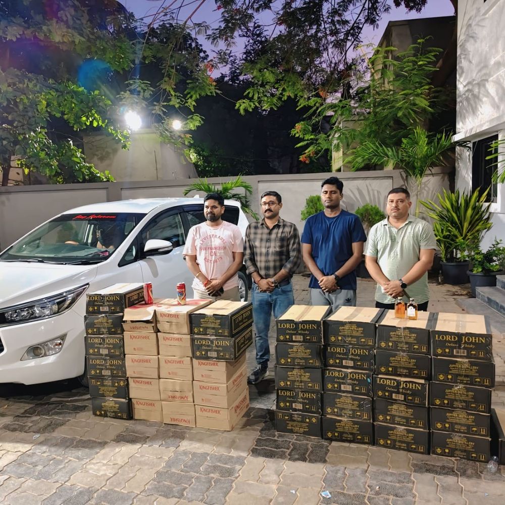 નવસારી LCBએ 17.88 લાખનો દારૂ જપ્ત કર્યો:ચીખલીમાંથી ઇનોવા કાર સાથે 1752 બોટલ વિદેશી દારૂ ઝડપાયો