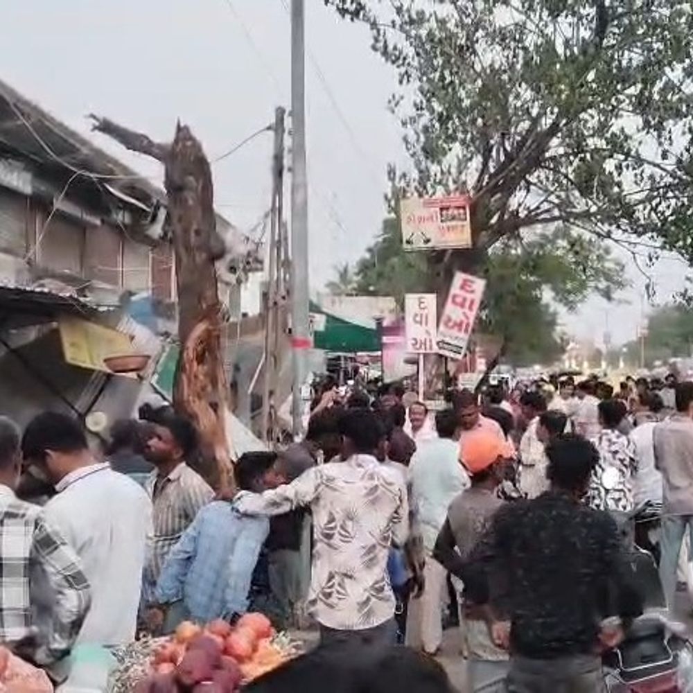 મોડાસા ટાઉનહોલ શોપિંગ સેન્ટરની પેરાફિટ ધસી પડી:એક વ્યક્તિ ઈજાગ્રસ્ત, કાટમાળ હટાવવાની કામગીરી શરૂ