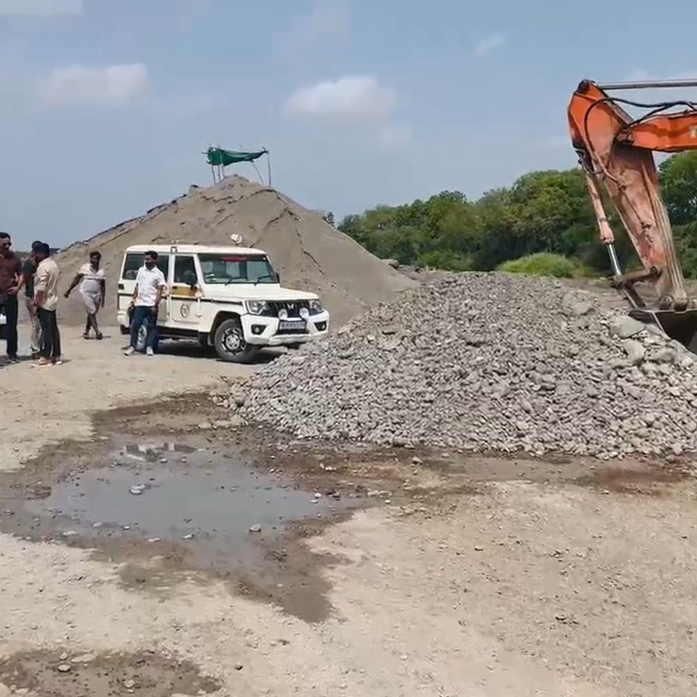 ભાદર નદીના કાંઠેથી ગેરકાયદેસર રેતી ખનન ઝડપાયું:રાજકોટ ગ્રામ્ય SOG એ ધોરાજીના ભોલગામડામાંથી એસ્કેવેટર, 2 ટ્રક, 500 મેટ્રિક ટન રેતી મળી રૂ.51.90 લાખનો મુદ્દામાલ કબ્જે કર્યો